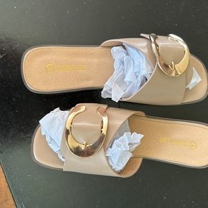NWOT Slides Flat Sandals Beige Large Gold Buckle NIB Size 8 Charming Lady